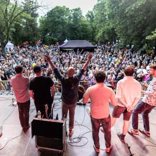 Včerejší cesta do Prahy byla pro nás opravdu dlouhá. Kvůli silnému dešti jsme jeli z Brna skoro pět hodin, ale úspěšně jsme dorazili na festival Mezi ploty🤩

Odměnou za tu cestu byla naprosto fantastická atmosféra (viz. video) a krásný čistý vzduch po dešti.

Moc vám všem děkujeme, bylo to krásné😍

V pátek nás čeká první samostatný venkovní koncert a v sobotu první dvoják.

5. 6. - Velichovská hospoda u Lípy (okr. Karlovy Vary, Samostatný koncert)
6. 6. - Kralupy nad Vltavou od 17:00 a Slivenec od 21:30

Davy šílí!!!

📸 @david_podrabsky