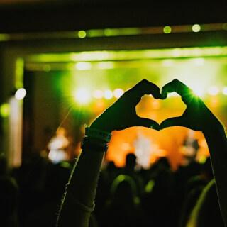 Z celého ♥️ děkujeme za včerejší koncert v Polici nad Metují @pellyhodomy 🤩

Dáme si snídani a vyrážíme na dlouhou cestu směr Havířov, kde zahrajeme od 20:00 ve Stolárně.

Těšíme se na vás!
Davy šílí!
Poletíme?

📸 @eliskapalhounova