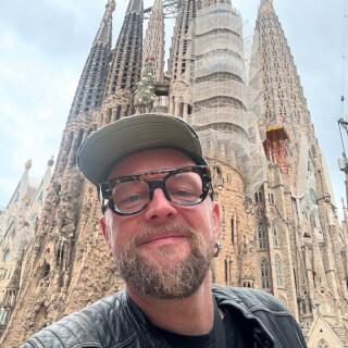 Zdravím, kdo pozná ten velkej kostel zamnou má malej bod. Krásné pozdravy posílám všem… 

A nebojte, zítřejší koncert stíhám 👍

Rudolf