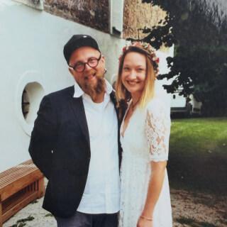 Píše Rudolf: Dnes je to sedm let, co jsem si vzal tuto holku, o které je písnička, co slyšíte pod fotkama. Moc za vše děkuju! 

👸❤️