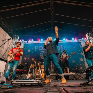Letní sezóna pro nás právě skončila. ☀️

Děkujeme vám za krásný koncert v Boskovicích na Husích slavnostech. Bylo to velmi příjemné odpoledne, navíc s dvěma novými vokalistkami na pódiu. 🤩

Teď se na tři týdny ukládáme k podzimnímu spánku a 17. 10. odstartujeme naše podzimní TOUR.

Těšíme se na vás v klubech a dalších kulturních zařízeních.

Davy šílí!
POLETÍME?