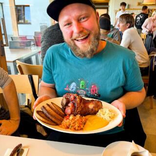 Nikdy jsme ho neviděli takto šťastného 😂🍖

Dobrou chuť Ježoure 🤩