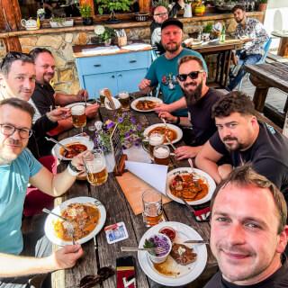 Na kvalitní jídlo na cestách máme v kapele dva lidi, Ježour a Jáchym vždy něco dobrého vyberou a nikdy nezklamou 🥩🥘🌮

Dnes jsme navštívili @penzionkolnicka_ a můžeme jen a jen doporučit.

Poletíme? Doporučuje 🎉