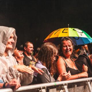 Včera jsme hráli na městských slavnostech v Týnu nad Vltavou. A počasí bylo… dobrodružné. 🌧️😄

Naštěstí jsme byli připravení… Rudolf totiž už dopředu namaloval deštníky! 😄☔

Díky všem, kteří i přes déšť dorazili. Takové koncerty mají stejně svoje kouzlo. ❤️

DAVY ŠÍLÍ!!!
Poletíme?