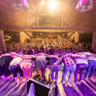 Děkujeme vám ♥️ CHOTĚMICE 

Tady jsme už tak nějak doma ❤️ Už po třinácté jsme odehráli koncert v Chotěmicích! 🤩

Opět k nám na pódium přišel David Vávra a my mu za to moc děkujeme. 😍

Bylo to krásné, energické a opět se budeme těšit na příští rok.

Mějte se krásně a ještě jednou velké díky všem! ❤️

Vaši Poletíme?
Davy šílí!!!