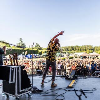 Včera jsme otevřeli festival @holesovskaregata a bylo to skvělé! 🤩 Děkujeme všem, že jste pařili a tancovali i přes to šílené vedro. ☀️

Dnes míříme do Veselí nad Lužnicí, kde zahrajeme od 19:00 na náměstí T. G. Masaryka. 🎶

Davy šílí!!!

📸 @david_podrabsky