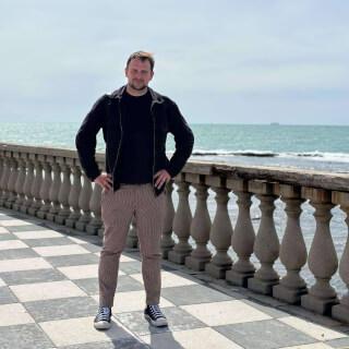 Zdravím vás z velikonočního Toskánska. Místo vajíček a pomlázky si dám letos sklenku vína. 

Váš Jáchym