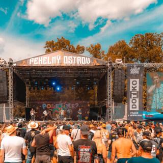 @pekelnyostrov v Holýšově byl solidní masakr 🎉 Vedro jak blázen, vítr takový, že jsme museli skoro sundat backdrop. Dokonce se nám přehřálo i pár věci na pódiu 😂

Ale bylo to super, a všem moc děkujeme. ♥️

Poletíme?

📸 @david_podrabsky