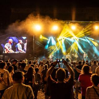 Prachatice 🤩 To byl ale krásný koncert 😍

Začali jsme v pátek a skončili v sobotu, koncerty co se odehrávají na přelomu dnů jsou vždycky trošku jedinečné. Moc děkujeme 🙏

Teď nás čeká cesta přes celou republiku. Z Prachatic do Jeseníku, kde zahrajeme od 19:00

Davy šílí!!!