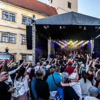 Druhý letní koncert jsme si užili už i s parádními letními teplotami. 🤩 I při večerním hraní bylo krásné teplo a konečně nám začíná ta pravá letní sezóna.

Děkujeme za koncert na tak krásném místě, jako je zámek Moravský Krumlov. ❤️ @festivalplnychuti byl super!

Příští týden Trutnov a Kolín, těšíme se na vás!
Davy šílí!!!

📸 @david_podrabsky