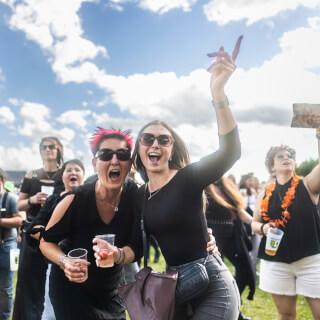 @motakfest byla dost dobrá odpolední párty 🤩 

Moc děkujeme a frčíme dál, v 22:00 se vidíme na Husově náměstí v Ledči nad Sázavou. 

Davy šílí 🥳

📸 @david_podrabsky