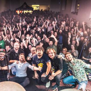 Děkujeme za naprosto fantastický koncert v Kosově Hoře. 🤩 

Zaplněná sokolovna a úžasná atmosféra protáhla náš koncert o více jak půl hodiny. 🤣

Byli jste úžasní, moc rádi přijedeme znovu. ❤️

Davy šílí!
Poletíme?