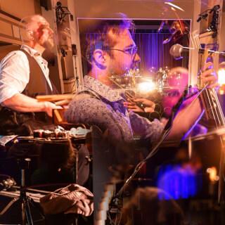 První jarní den v Poličce ❤️

Poslední zastávka komorního turné byla v @tyluv_dum_policka 
Moc vám všem děkujeme. Bylo to krásné. A moc díky těm, co se k nám připojili u Lokomotivy 🎺🎸🪕 🤩

Teď nás čeká krátká pauza, pár zkoušek s celou kapelou a pomaličku se začínáme těšit na léto. 😍

Třeba se někdy uvidíme zase komorně 🎼🎻

Ahoooj 🥳
P?

📸 @david_podrabsky