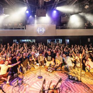 Děkujeme ti stověžatá 🤩
@lucernamusicbar 

Ohromující, velkolepé, zábavné až do posledního tónu. ❤

Tohle jsme si velmi užili.

Brzy na viděnou
DAVY ŠÍLÍ!!!
POLETÍME?