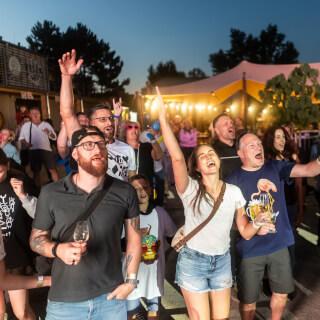 Včerejší @denwerfest byl ve znamení vína, radosti a asi tak milionu komárů na metr čtvereční 🪲

Děkujeme za pozvání, bylo to moc fajn. Na toto místo máme jen a jen krásné vzpomínky a jsme rádi, že se sem můžeme vracet. @vicanwine 

Dnes od 21:30 hrajeme v Jihlavě na Vysočina festu
Davy šílí!!!

foto: @david_podrabsky