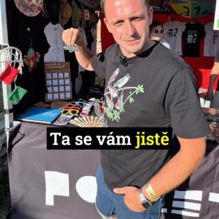Dámy a pánové, už jste zavítali k našemu merčovému stánku? 🫵🏻 Pokud ne, tak byste to měli rychle napravit, protože tam máme plno novinek, které na internetu nepořídíte. 

A mezi ně patří třeba i tahle nažehlovačka ✈️

Stánek vozíme na každý koncert, tak si přijďte vybrat. ❤️