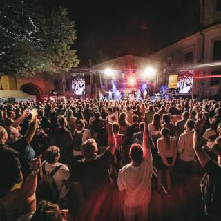 V sobotu večer jsme zavítali do Opočna na akci Porcinkule. 🤩

Děkujeme za krásně zaplněné náměstí a parádní letní večer. ❤️

V pátek se potkáme u Vaška Koubka v @vesnickyhudebniklub_chotemice a v sobotu zavítáme do Hranic u Aše.

Díky za krásný víkend! ❤️
S kým se uvidíme příští týden? 🤩

Davy šílí!!!
Poletíme?