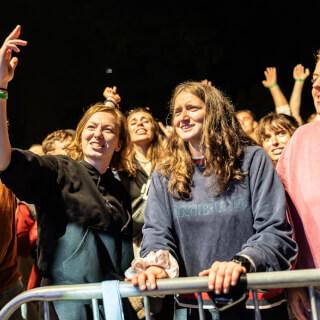 Jediný koncert tohoto víkendu jsme odehráli včera v Jimramově na rodinném festivalu Otevřeno 🤩

Pro velkou část kapely je tohle festival, kam někteří z nás jezdí už od dětství. Také se na tomto místě před několika lety začala naše kapela formovat.

Moc vám všem děkujeme. Opět koncert, na který se nezapomíná. ❤️

Teď už nás čeká posledních 7 venkovních koncertů a pak… PODZIMNÍ TURNE V PLNÉ SÍLE! 🔥
https://poletime.info/koncerty

Davy šílí!
POLETÍME?

📸 @david_podrabsky