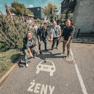 U jednoho mekáče za Prahou smí ženy parkovat jenom na vyznačených místech. Co si o takovéhle diskriminaci myslíte vy?

Večer vám zahrajeme od 19:00 v Kytlici, tam můžete zaparkovat všichni! 🎉

P?