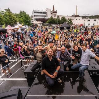 Den Kozla - Velké Popovice 🐐🍻 Nakonec přestalo pršet a vyšlo to krásně. 🤩

Děkujeme vám moc. 😍

Teď se rychle přesouváme do Zelčína, kde zahrajeme od 21:00 v místním Zooparku. 🦙🐑🐎🦚

POLETIME?
@kozelbeer