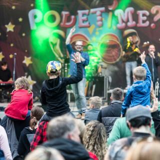 Přátelé z Kolína, díky za včerejší koncert na Kmochově ostrově ke Dni záchranářů. 🚔🚑🚒 Poslední dobou v Kolíně hrajeme velmi často a máme z toho radost! 🤩

Čeká nás 14 dní pauza ale můžete ji využít a zavítat k Rudolfovi na den otevřených dveří u něj v ateliéru. 😎

Další koncert nás čeká 23. 5. v Náměšti nad Oslavou.

Davy šílí!!!