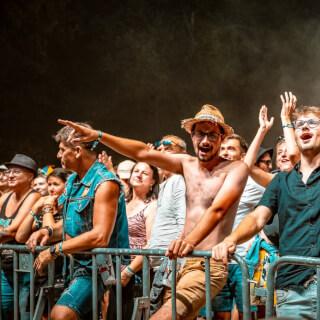 @chodrockfest výborná párty 🤩

To, že se během Lokomotivy vytvoří vláček a do toho se bude zároveň pogovat, jsme zažili poprvé. 🤣 Naprosto geniální.

Díky moc, bylo to super! ❤️

My už od rána frčíme směrem na Jeseník nad Odrou, kde zahrajeme od 16:00.

Davy šílí!!!
Poletíme?